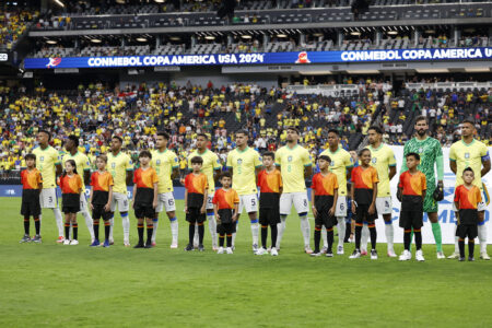 Jogadores da Seleção Brasileira perfilados no hino nacional