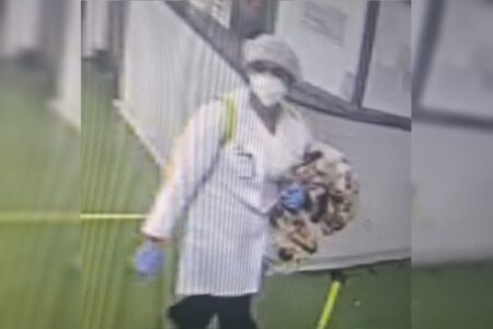 Cláudia Soares é vista saindo do hospital e entrando em um carro vermelho Vídeo: médica entra em hospital e sequestra bebê em Uberlândia