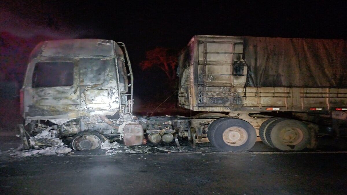 Imagem mostra a cabine de um caminhão destruída após pegar fogo em Rio Verde