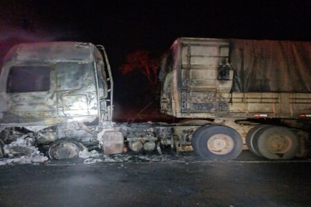 Imagem mostra a cabine de um caminhão destruída após pegar fogo em Rio Verde