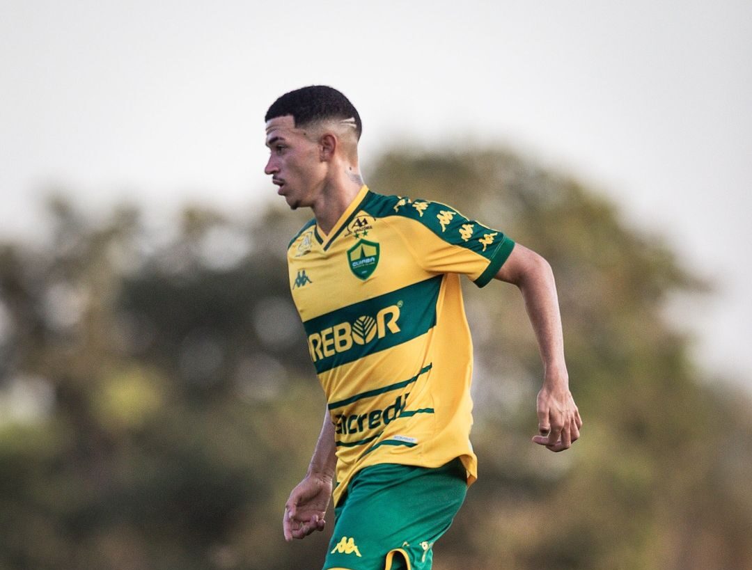 Niltinho fala sobre experiência ao defender o Cuiabá: “Evoluindo muito meu futebol”