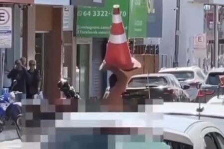 PM contém homem que andava sem roupa pelas ruas de Caldas Novas