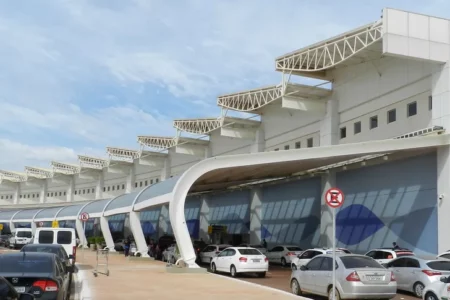 Imagem colorida mostra a entrada do Aeroporto Santa Genoveva, em Goiânia.