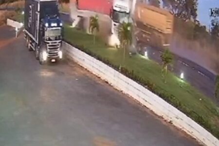 Vídeo mostra motorista de carreta desviando de carro antes de acidente na GO-020 Caminhoneiro com traumatismo foi encaminhado para o hospital