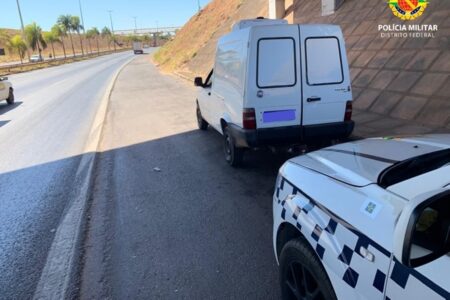 Suspeito estaciona carro furtado para fazer cocô e é preso pela PM no Distrito Federal