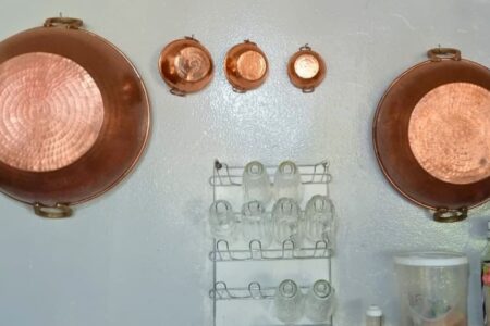 Mulher é suspeita de furtar tachos de cobre em loja e usar como decoração de parede Ladra afirmou que trabalhadoras não veriam o dinheiro