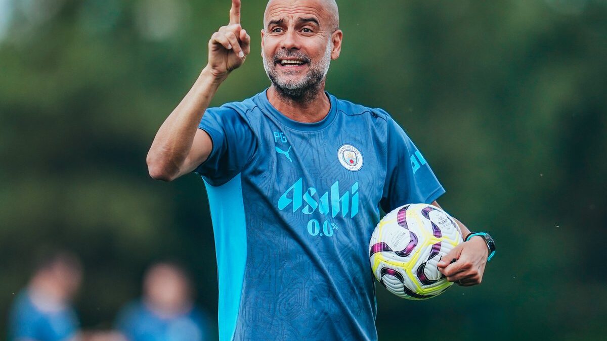 Pep Guardiola comandando treino do Manchester City