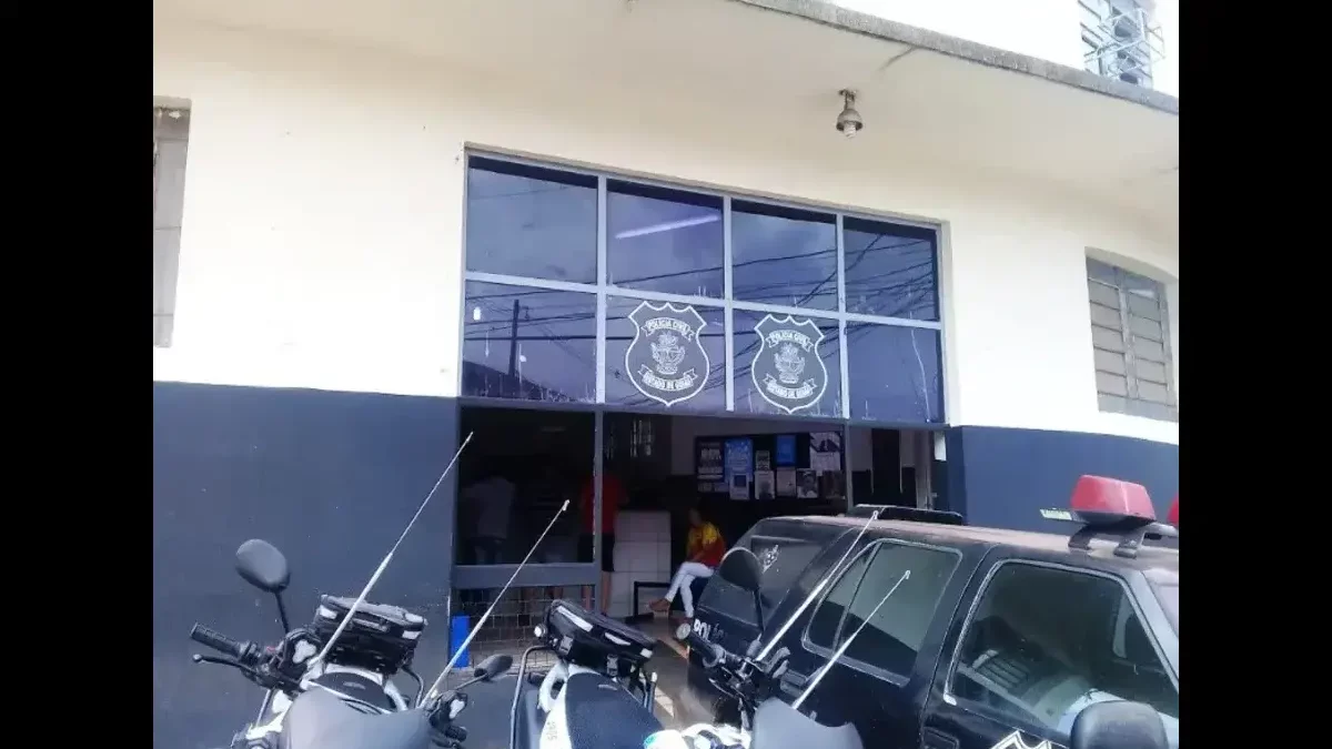 Imagem mostra a faixada da Central de Flagrantes na cidade de Anápolis.