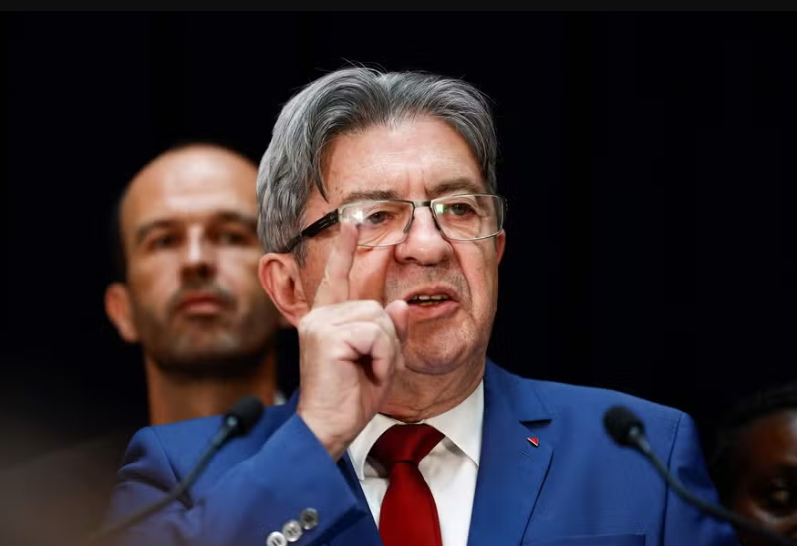 Presidente do partido A França Insubmissa, Jean-Luc Mélénchon, discursa após anúncio de projeções das eleições legislativas na França — (Foto: Sameer Al-Doumy / AFP)