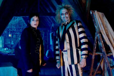 A Warner Bros. divulgou um novo trailer oficial de “Os Fantasmas Ainda Se Divertem: Beetlejuice Beetlejuice”, aguardada sequência do sucesso “Os Fantasmas se Divertem”, de 1988. O diretor Tim Burton retoma a parceria com os astros Michael Keaton, Winonna Ryder e Catherine O’Hara nesta continuação que chega 36 após o original. O longa tem estreia prevista para setembro nos cinemas.