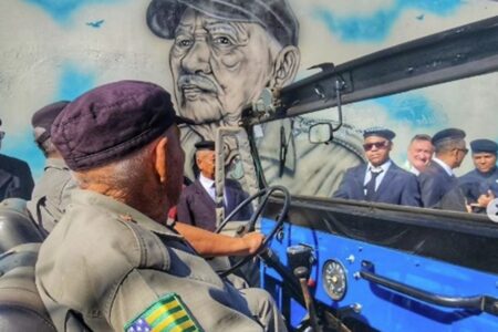 Sargento veterano de 90 anos recebe homenagem da PM em Luziânia Sargento Gabiroba entrou na polícia há mais de 30 anos