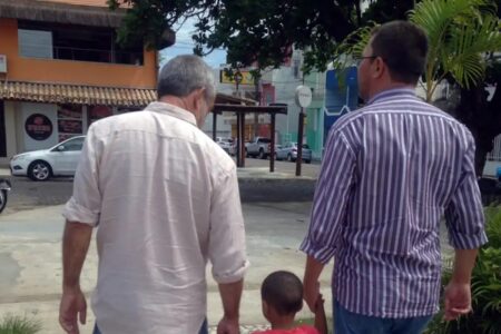 Justiça em Goiás reforça proibição de discriminação à orientação sexual em processos de adoção