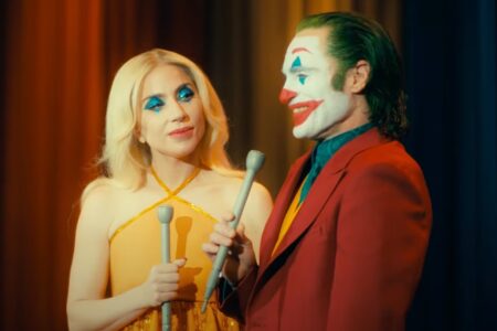 Joaquin Phoenix está falando sobre as filmagens de "Coringa: Delírio a Dois" e a reação de sua co-estrela Lady Gaga quando o ouviu cantar pela primeira vez.