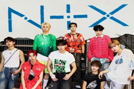 Imagem colorida mostra os oito integrantes da banda coreana