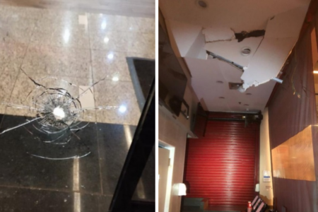 Marca de tiro e teto de shopping destruído após invasão, em Jataí