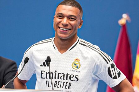 Mbappe sorrindo durante apresentação no Real Madrid