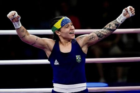 Beatriz Ferreira com a bandana do Brasil