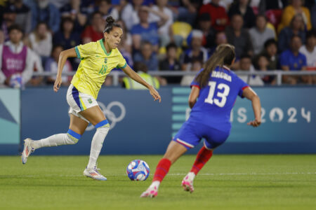 Gabi Portilho sendo marcada por francesa