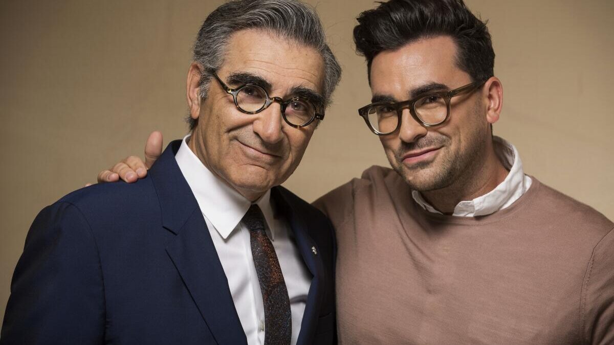 Em 2020, Eugene Levy e Dan Levy fizeram história como a primeira dupla pai e filho a ganhar o Emmy no mesmo ano. Quatro anos depois, eles estão prontos para abrir mais caminho como a primeira dupla pai e filho a apresentar o Emmy.