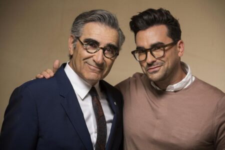 Em 2020, Eugene Levy e Dan Levy fizeram história como a primeira dupla pai e filho a ganhar o Emmy no mesmo ano. Quatro anos depois, eles estão prontos para abrir mais caminho como a primeira dupla pai e filho a apresentar o Emmy.