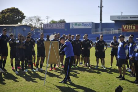 Emerson Avila comandando treino no Annibal Toledo