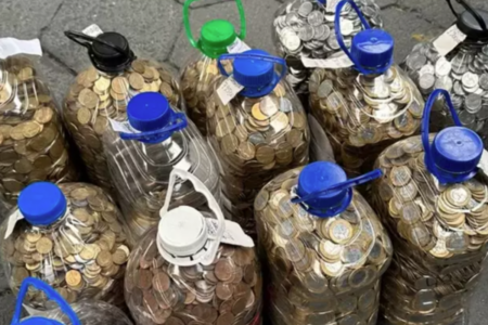 Comprador juntou R$ 17 mil em moedas para comprar carro (Foto: Reprodução)