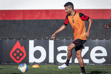 Jorginho treinando com bola no CT do Dragão Agosto 2024