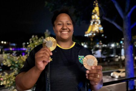 Beatriz Souza com duas medalhas conquistas em Paris 2024