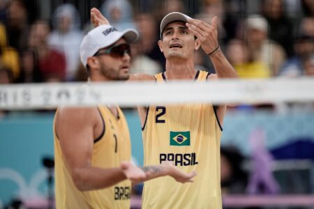 André e George disputando vôlei de praia