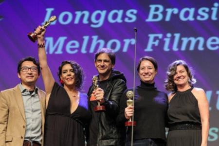 Responsáveis pelo filme "Oeste Outra Vez" premiados em Gramado (Foto: Divulgação/organização do festival)