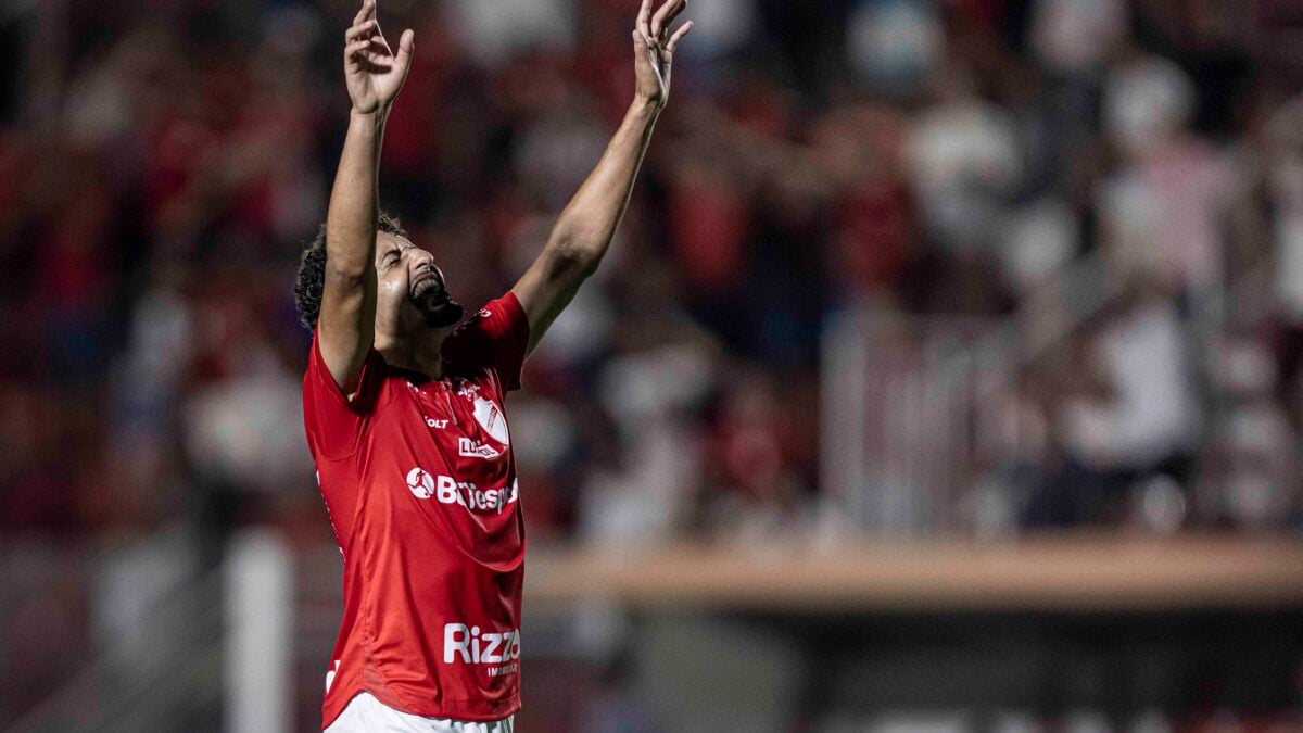 Rhuan comemorando gol marcado pelo Vila Nova