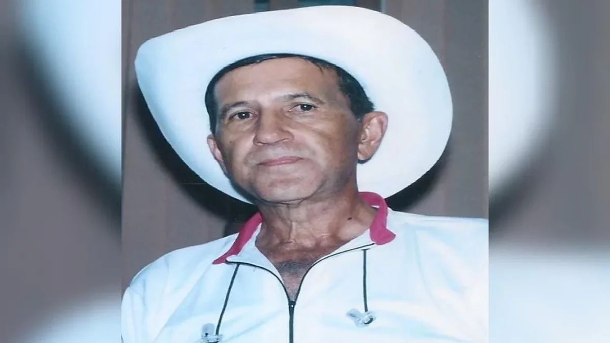 Imagem colorida mostra o ex-prefeito de Uruaçu usando uma camisa branca e um chapéu da mesma cor