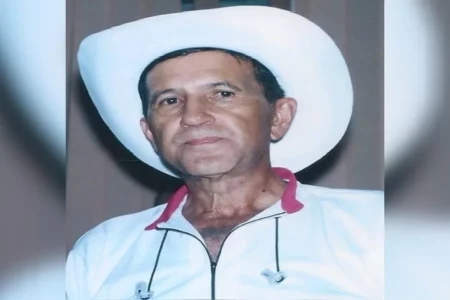 Imagem colorida mostra o ex-prefeito de Uruaçu usando uma camisa branca e um chapéu da mesma cor