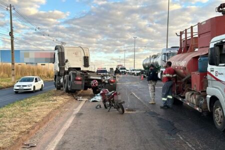 Motociclista cai e morre atropelado por caminhão na BR-153, em Aparecida de Goiânia Filha da vítima também estava na moto e sofreu ferimentos