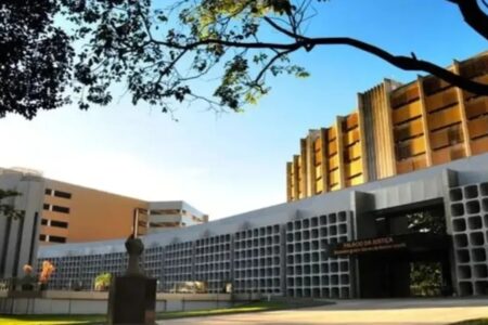 Imagem colorida mostra a entrada do Tribunal de Justiça de Goiás.