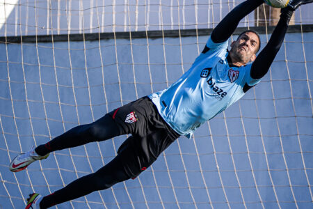 Ronaldo fazendo defesa durante treino no CT