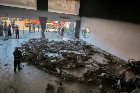 Bombeiros combatem incêndio em loja de móveis, em Goiânia