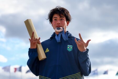 Augusto Akio com a medalha de bronze em Paris