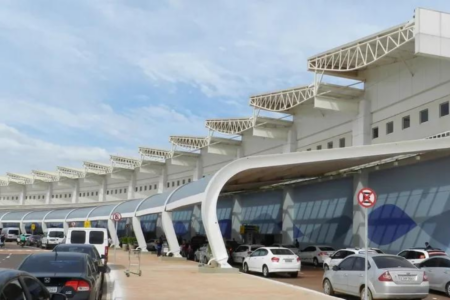 Imagem colorida mostra a entrada do aeroporto de Goiânia