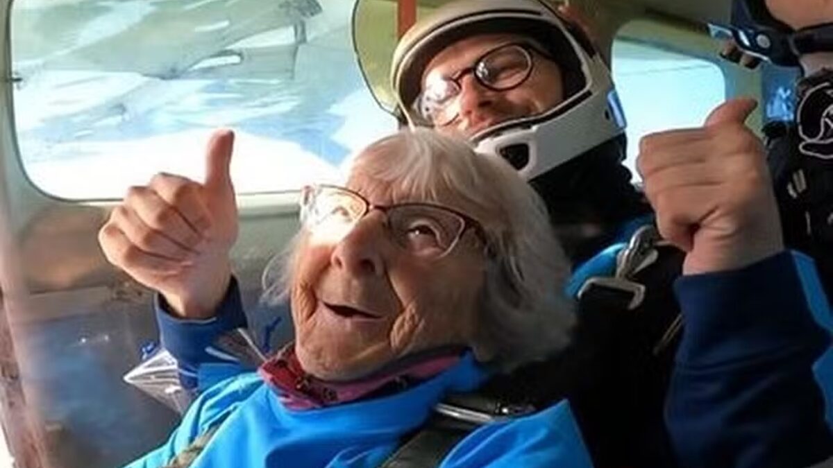 Britânica que celebrou 100 anos dirigindo Ferrari a 240km/h comemora os 102 saltando de paraquedas