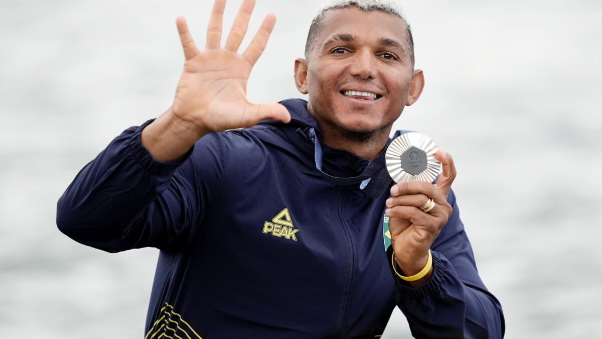 Isaquias Queiroz com a medalha de prata e o número 5