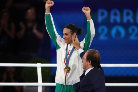 Imane Khelif coroada com a medalha em Paris