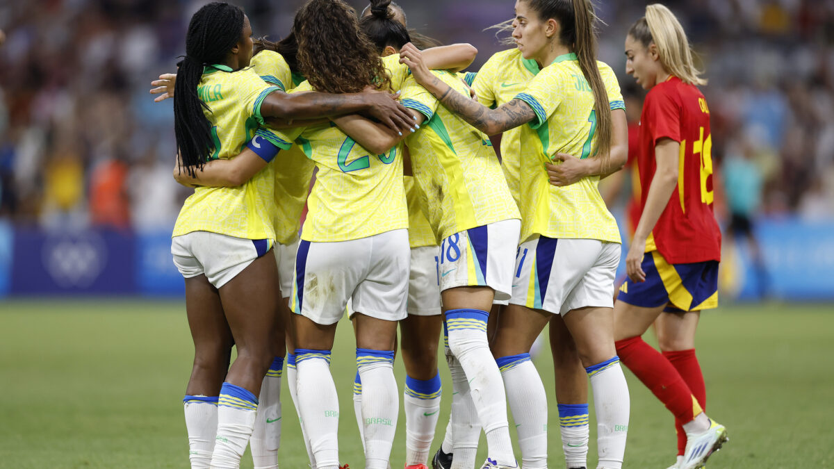 Jogadoras da Seleção Brasileira comemorando gol