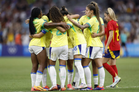 Jogadoras da Seleção Brasileira comemorando gol