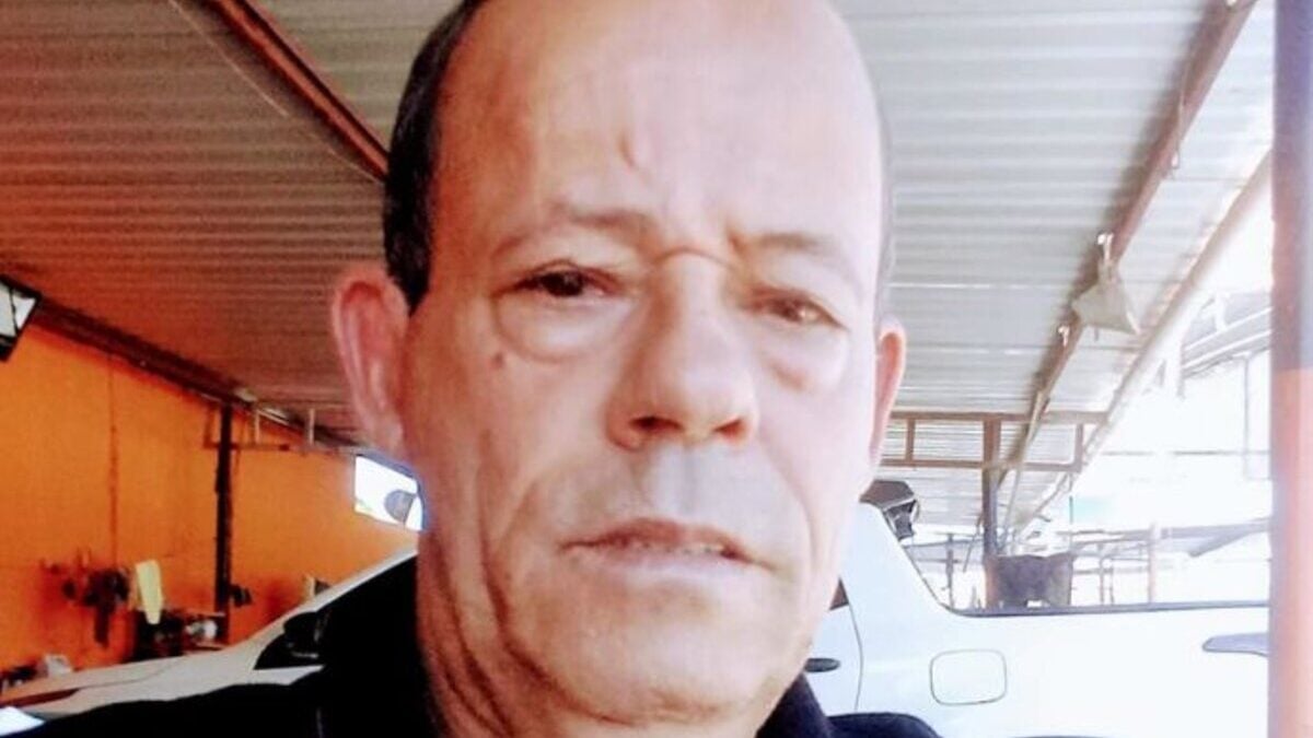 Imagem colorida mostra o rosto de um homem vítima de um homicídio