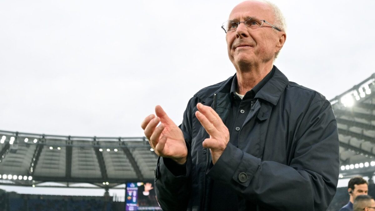 Sven-Göran Eriksson em um estádio de futebol