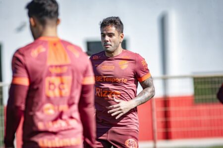 Henrique Almeida durante treino