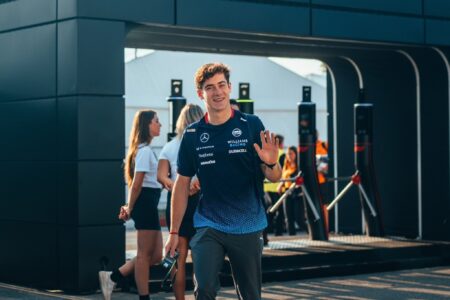 Franco Colapinto nos boxes da Williams após assinar contrato