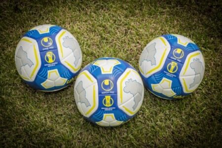 Bolas da CBF distribuidas em campo