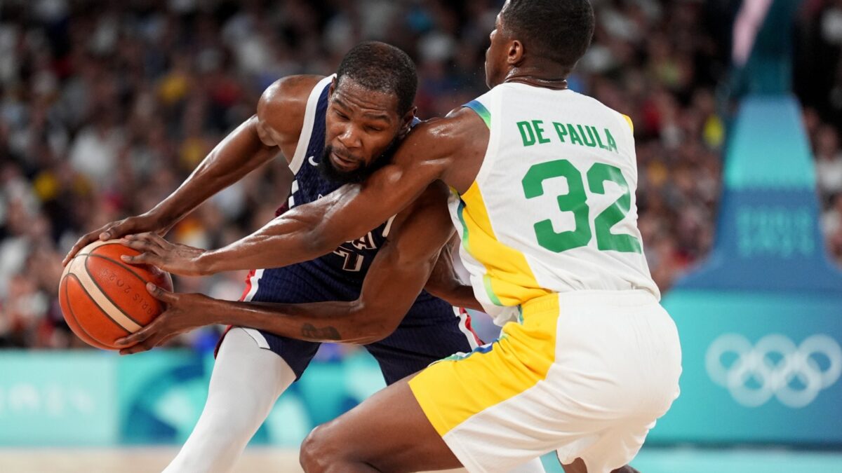 De Paula marcando Kevin Durant